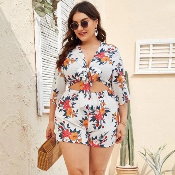 Sheen Curve Floral Romper Size 3X (Fits Size 18)